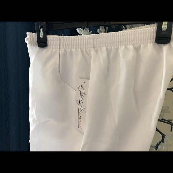 NEW Jeno Newman White Capris - Picture 3 of 10
